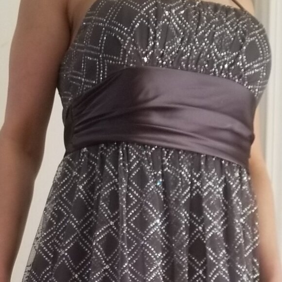 (13)GRAD/PROM DRESS - Picture 2 of 11